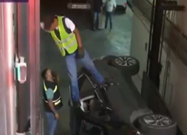 Cae camioneta con mujer dentro en estacionamiento de edificio en la Doctores