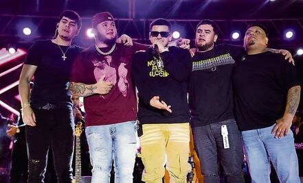 Asalto a grupo Fuerza Regida deja un muerto