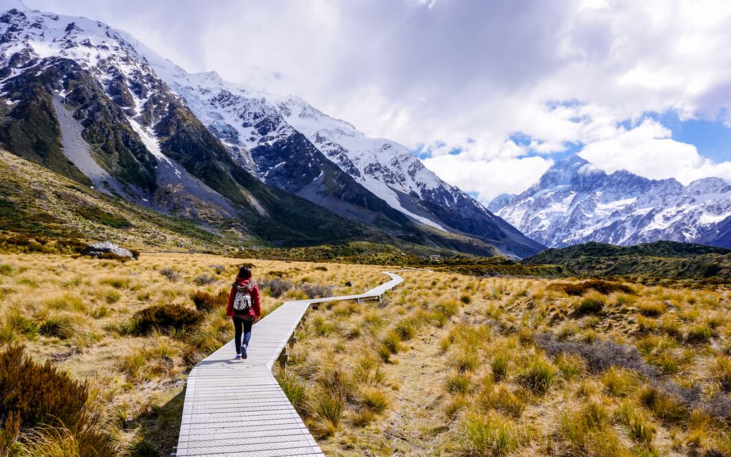 Hooker Valley en Nueva Zelanda, ideal para caminar solito y disfrutar del paisaje. (Foto: Istock)