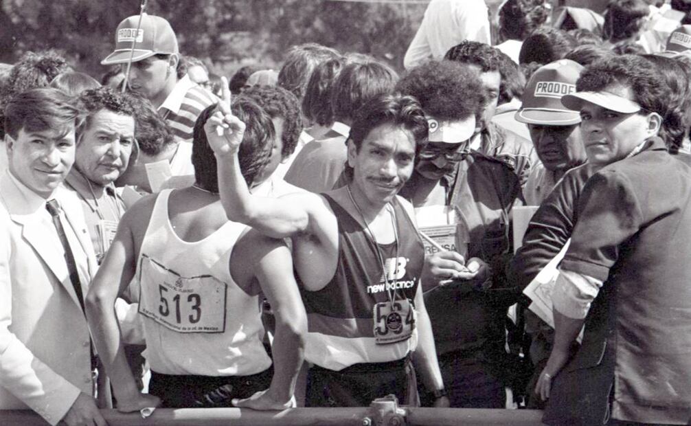 El doctor Manuel Vera Canelo (564), quien le dedicó su triunfo en el maratón capitalino a sus dos hijas, hace la señal del "número uno" mientras sonríe para la cámara. Archivo EL UNIVERSAL.