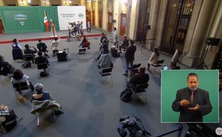 Me arrodillé para no tapar las cámaras, “no porque lo vea como un Dios”: reportero que se hincó en “mañanera”