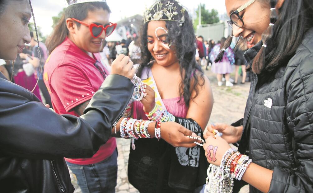 Asistentes cumplieron con la tendencia de intercambiar pulseras de la amistad. Foto: Valente Rosas / EL UNIVERSAL
