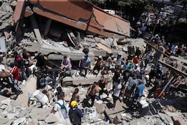 Voluntarios y rescatistas  buscan entre los escombros de una edificación colapsada en Cali por el terremoto de magnitud 7.4 que sacudió Colombia. FOTO: ERNESTO GUZMÁN JR. EFE