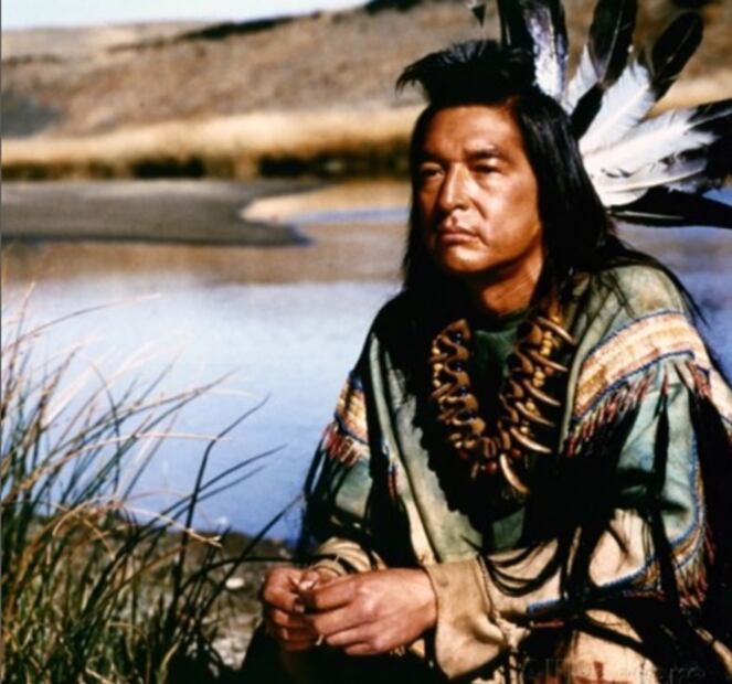 Su papel más destacado fue el del jefe tribal Kicking Bird, en la cinta "Danza con lobos". Foto: IMDB.