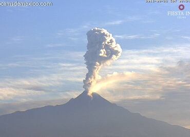 Volcán de Colima emite fumarola de dos kilómetros