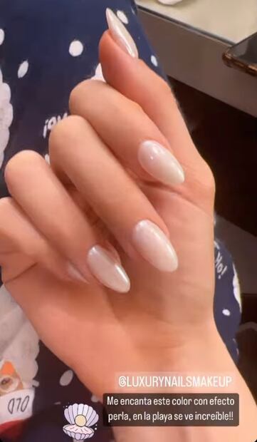 Belinda presume nuevo color de pelo y uñas con efecto perla