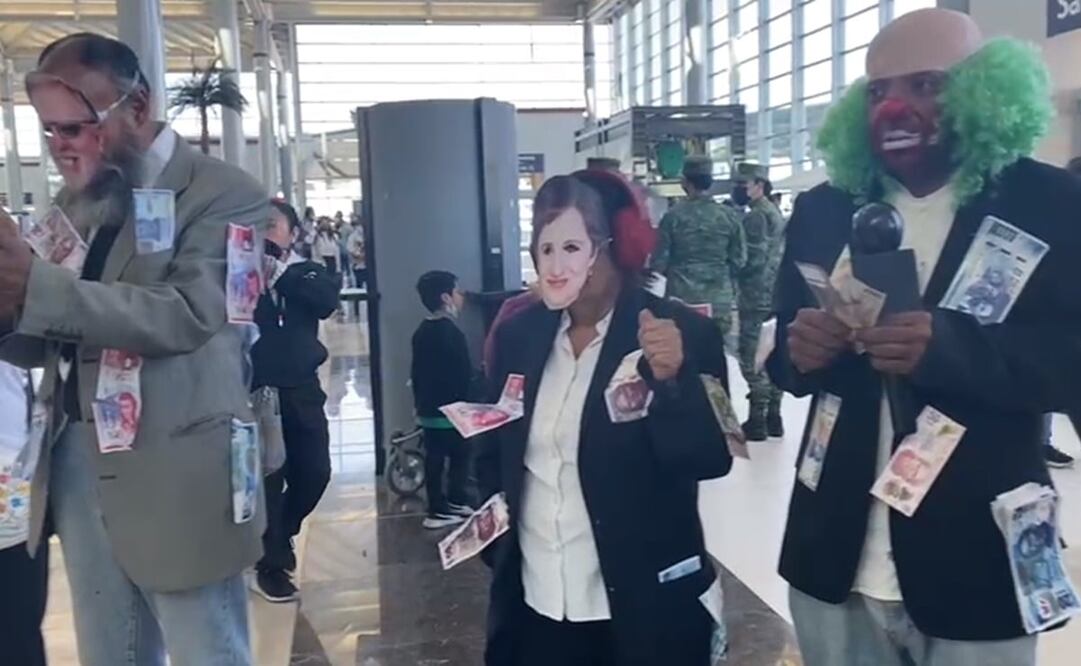 Integrantes de la Unidad Internacional Obradorista lanzaron consignas contra la prensa. Foto: Captura de video