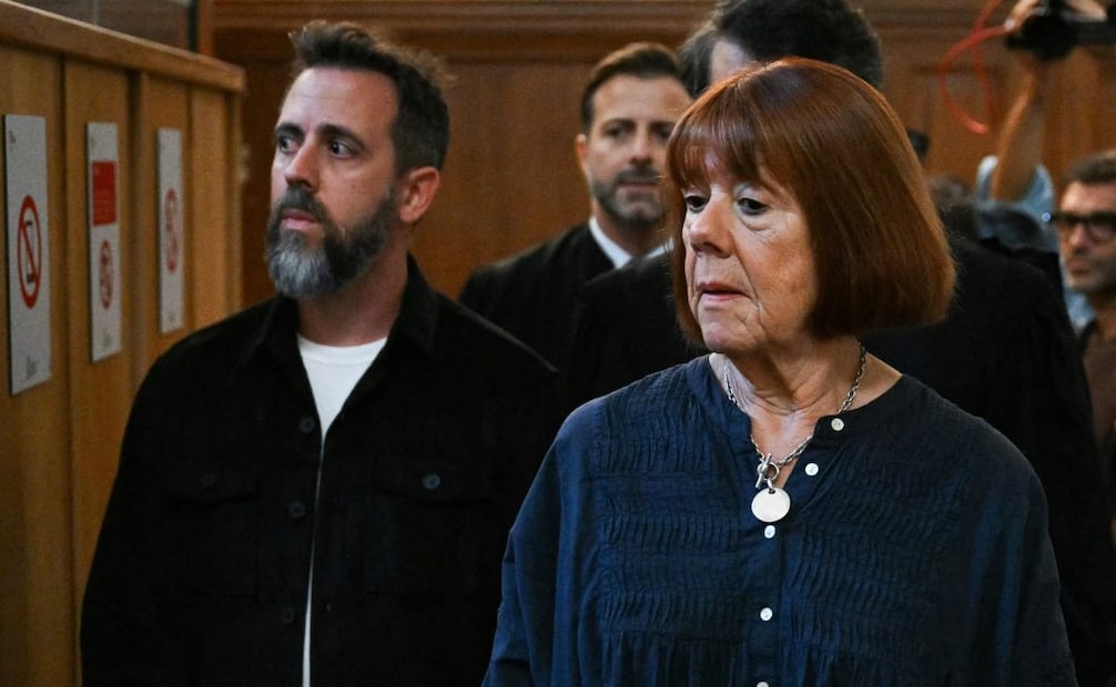 Gisele Pelicot (der.) entra en la sala del tribunal, flanqueada por su hijo Florian Pelicot (izq.) para el juicio de apelación en el caso de violación de Mazan en el juzgado de Nimes, sur de Francia, en Nimes el 6 de octubre de 2025. El juicio tendrá lugar en el Tribunal de Apelación de Nimes del 6 al 9 de octubre de 2025. Solo uno de los 51 hombres condenados en Avignon durante el primer juicio será finalmente juzgado en apelación. Los otros dieciséis que habían apelado retiraron sus apelaciones. El año pasado, Husamettin Dogan, de 44 años, fue condenado a nueve años de prisión por violar a Gisele Pelicot después de que su entonces esposo lo invitara en línea a abusar de ella. Dogan argumenta que fue engañado al creer que ella había consentido. Foto: AFP