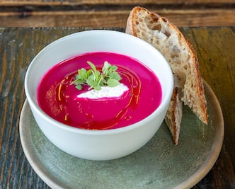 Prepara la crema de betabel de Micaela Miguel