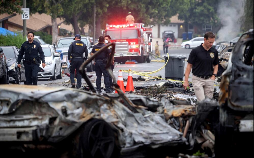 Investigadores inspeccionan el lugar donde una avioneta se estrelló en una calle residencial de San Diego, California, el 22 de mayo de 2025. Foto: AFP