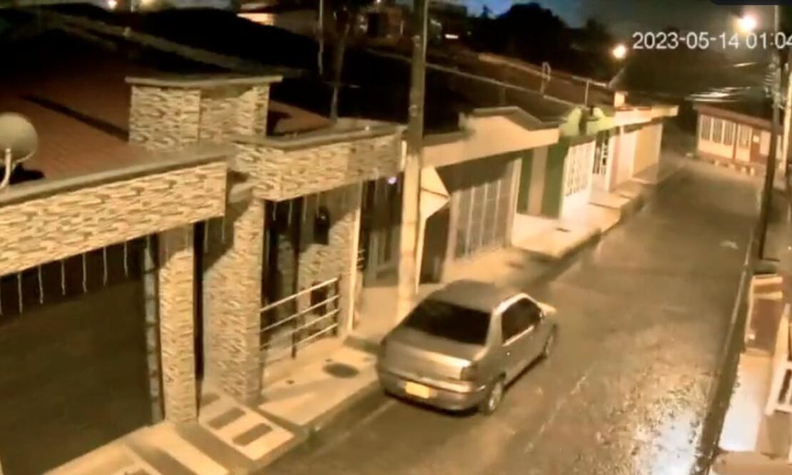 Un usuario de Twitter difundió un video donde se ve cómo se cimbraron las casas y cómo aparecen luces. FOTO: Twitter @chavoroldan_21