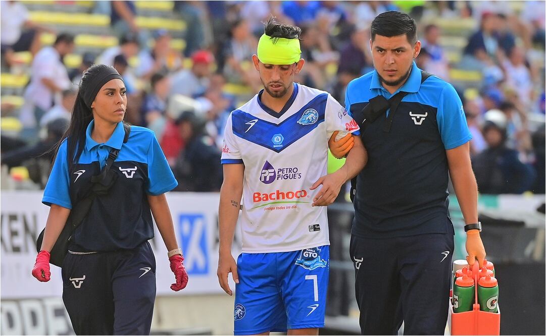 Diego Aguilar, jugador del Celaya, recibió una dura entrada