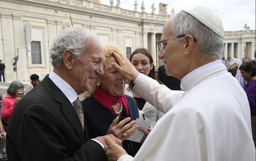 El papa León XIV bendice a los fieles en la Plaza de San Pedro, en la Ciudad del Vaticano, el 21 de mayo de 2025. Foto: EFE