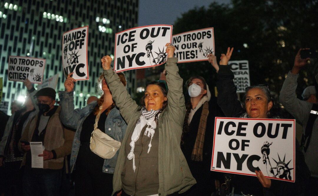 La gente protesta contra la presencia de agentes del Servicio de Inmigración y Control de Aduanas de Estados Unidos (ICE) y otros agentes federales en Nueva York, Estados Unidos, el 22 de octubre de 2025. Foto: EFE/ OLGA FEDOROVA/ Archivo