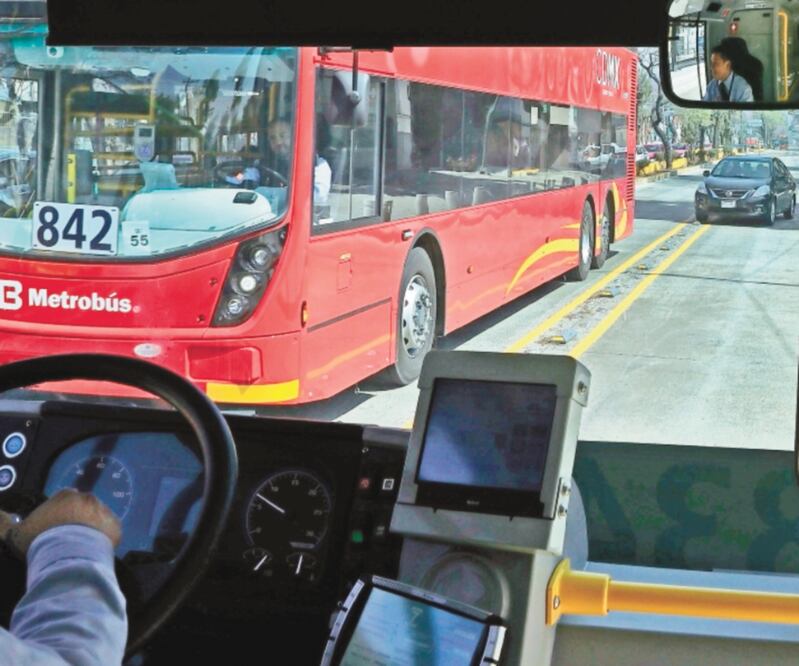 De acuerdo con el Reglamento de Tránsito, la multa por invadir el carril del Metrobús va de 3 mil 584.8 a 5 mil 377.2 pesos. Foto: ARCHIVO EL UNIVERSAL