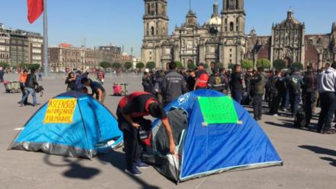 Instalan bomberos plantón indefinido en el Zócalo; exigen pago de 330 elementos