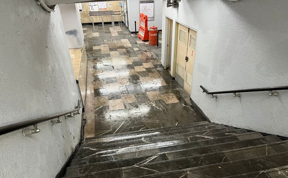 Goteras inundan estación Chabacano; usuarios caminan con precaución por piso mojado tras lluvias. Foto: Rafael García