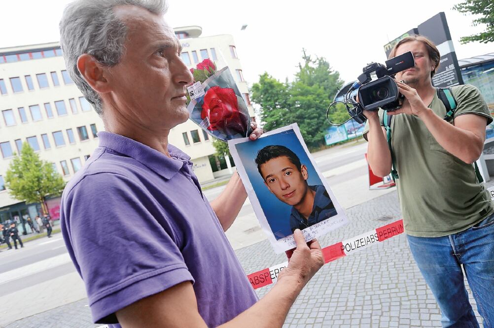 Naim Zabergja muestra la foto de su hijo Dijamant, de 20 años, quien acudió el viernes al centro comercial Olympia con un amigo y murió baleado por David S. (DANUEL KARMANN. EFE)