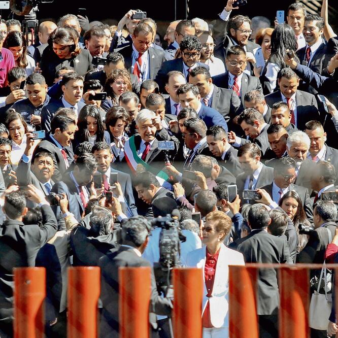 Como una estrella de rock, el presidente Andrés Manuel López Obrador fue rodeado a su llegada y salida por legisladores e invitados que deseaban saludar al primer mandatario de izquierda de México. MARIO JASSO. CUARTOSCURO