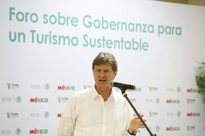 Éxito del turismo requiere más impuestos: Sectur