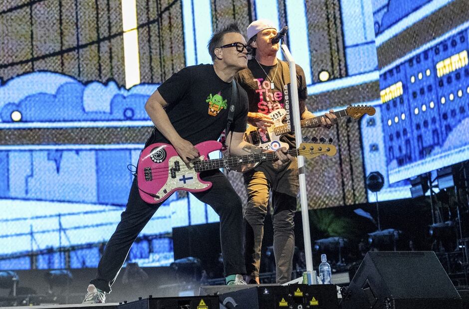 Mark Hoppus y Tom DeLonge, bajo y guitarra, respectivamente, de Blink-182 se presentan en el festival Coachella en abril del 2023.
Foto: AP