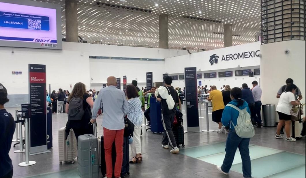El Programa Apoyo al Pasajero se mantiene vigente, donde 40 colaboradores darán atención para responder dudas respecto a las ubicaciones del aeropuerto. Foto: Omar Díaz/EL UNIVERSAL