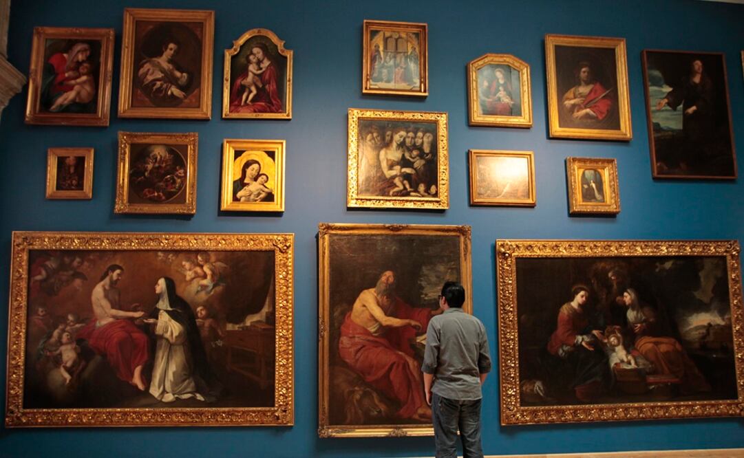 Un hombre observa algunas de las obras de la exhibición "Evocaciones". Foto: EFE/Mario Guzmán