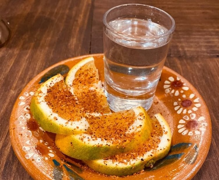 Beneficios de tomar mezcal con moderación