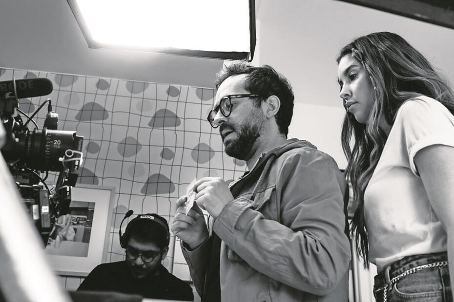 En realizador, JM Cravioto, ha tenido que adaptar su estilo de filmación a la dinámica de las reuniones de Zoom y videos virales. Foto: Pirexia