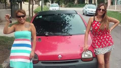 Dueña de Twingo rosa responde a Shakira con particular cártel tras críticas a su auto