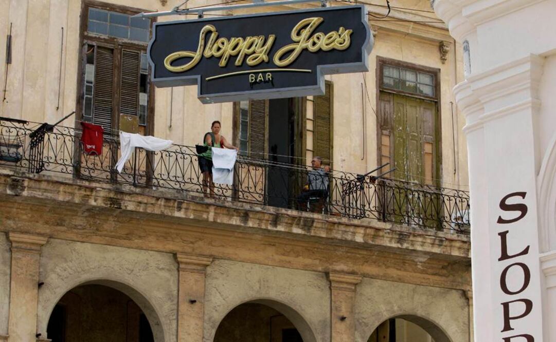 Una mujer tiende ropa en una cuerda enfrente del bar Sloppy Joe's en La Habana. El emblemático establecimiento fue frecuentado por Ernest Hemingway, estrellas de Hollywood y otros famosos antes de la revolución. (FOTO: AP)