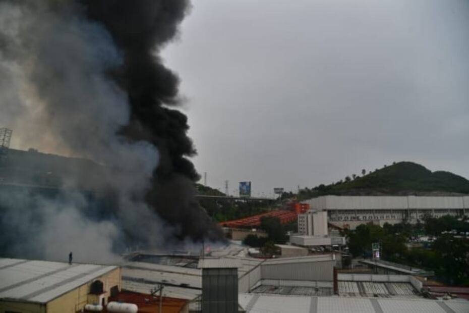 Incendio consume mueblería en avenida Gustavo Baz, Tlalnepantla