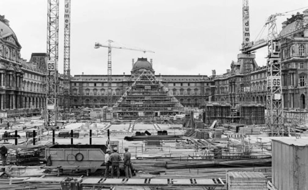 La pirámide del Louvre, de la controversia a la seducción