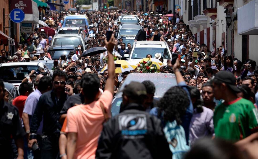 Al terminar la misa, Federico Figueroa, hermano del autor de "Me gustas", colocó un ramo de flores que una fanática le dio en representación de todo el público que no pudo entrar. FOTO: Tony Rivera/Ciudadanos MX