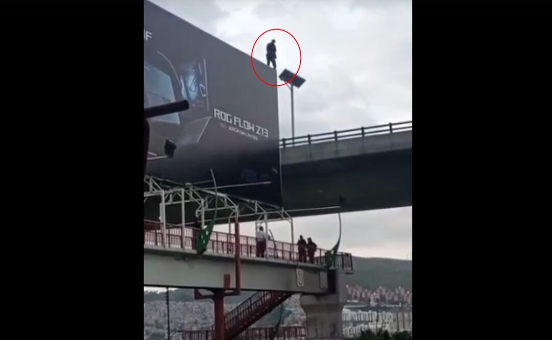 Policías municipales acudieron en su ayuda y lograron detenerlo un instante ante de aventarse al vacío. Foto: captura de video
