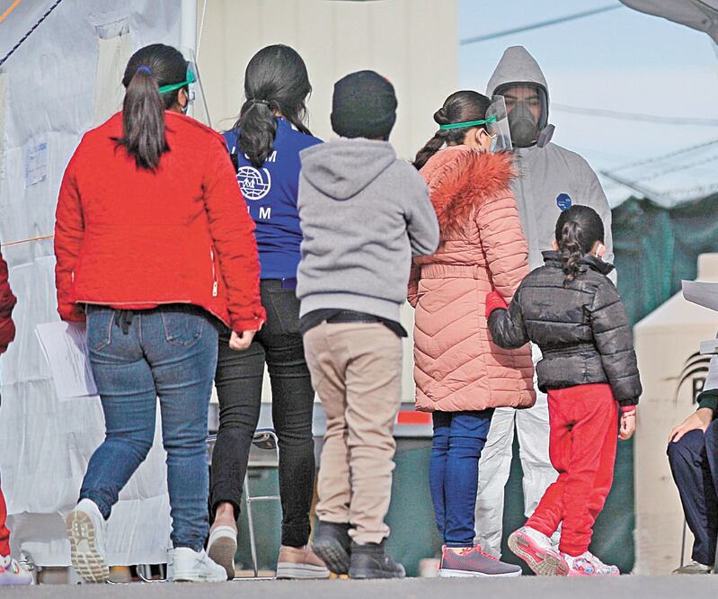 Migrantes con sus hijos se alistan en Ciudad Juárez antes de poder cruzar a territorio de Estados Unidos. Foto: LUIS TORRES. EFE