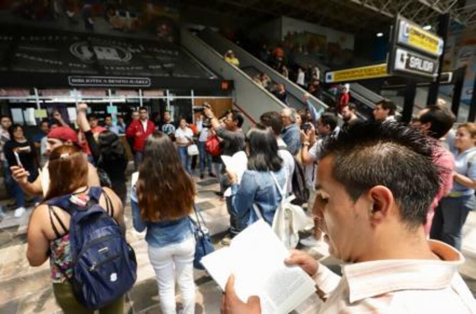 Con flashmob, joven que irá a Harvard realiza protesta frente a biblioteca del Metro