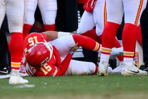 Patrick Mahomes sufre rotura de ligamento cruzado y los Chiefs dicen que evalúa opciones quirúrgicas