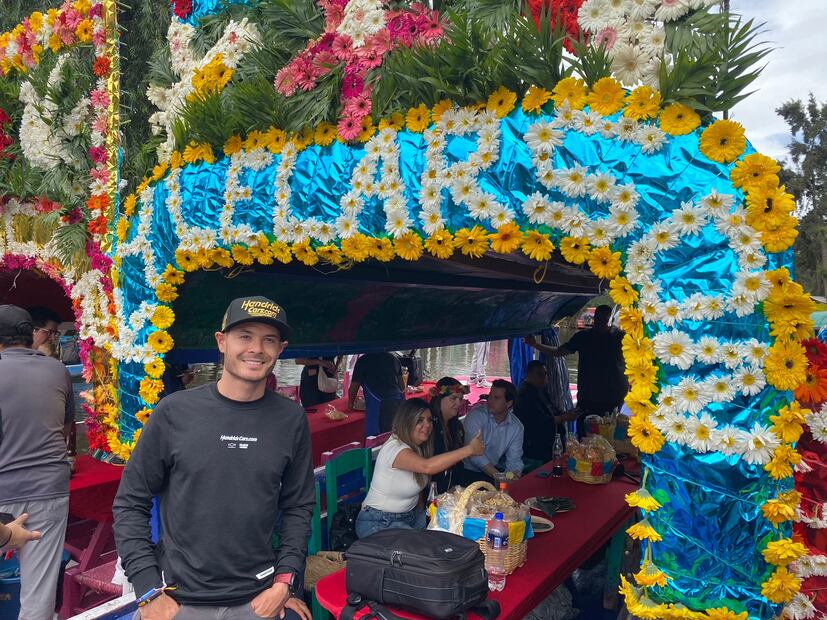 Kyle Larson en las trajineras de Xochimilco / Fotos: Nicolás Schiller Solti - EL UNIVERSAL