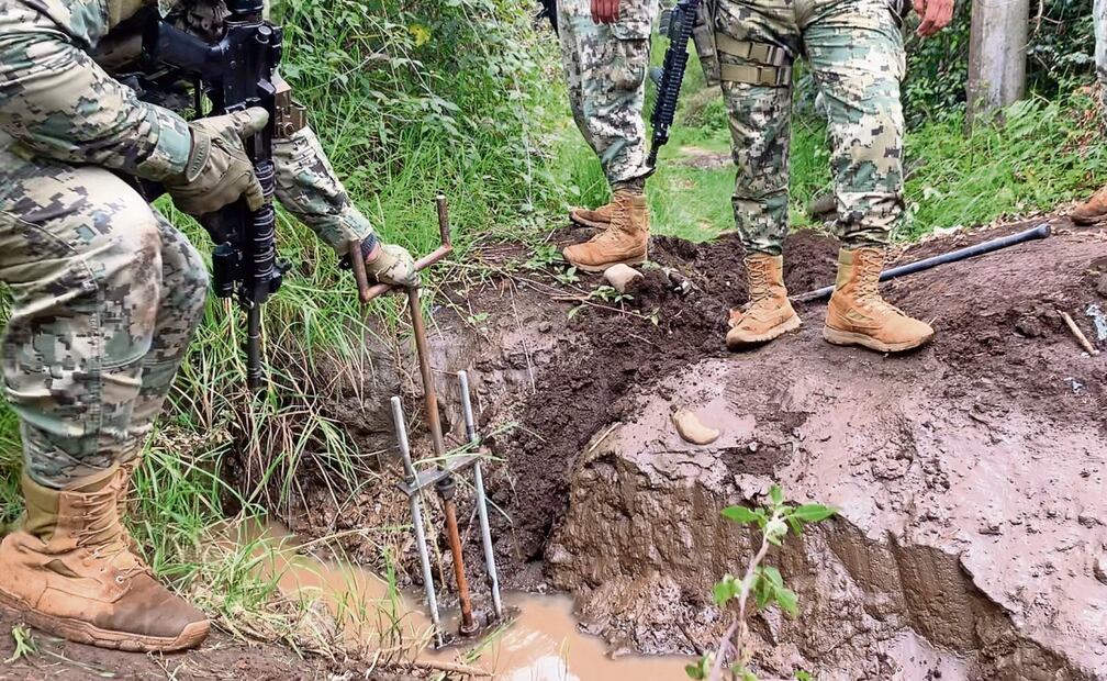 Los militares aseguran una toma clandestina en la que los delincuentes emplean artefactos artesanales para sustraer el hidrocarburo. Foto: Alberto González / EL UNIVERSAL