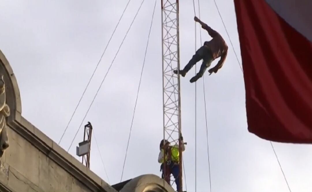 Un rescatista intenta acercase al individuo del que se desconoce el motivo por el que subió al lugar. FOTO: CAPTURA DE PANTALLA