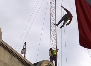 Cuerpos de rescate intentan evitar suicidio de un hombre en Centro de la CDMX