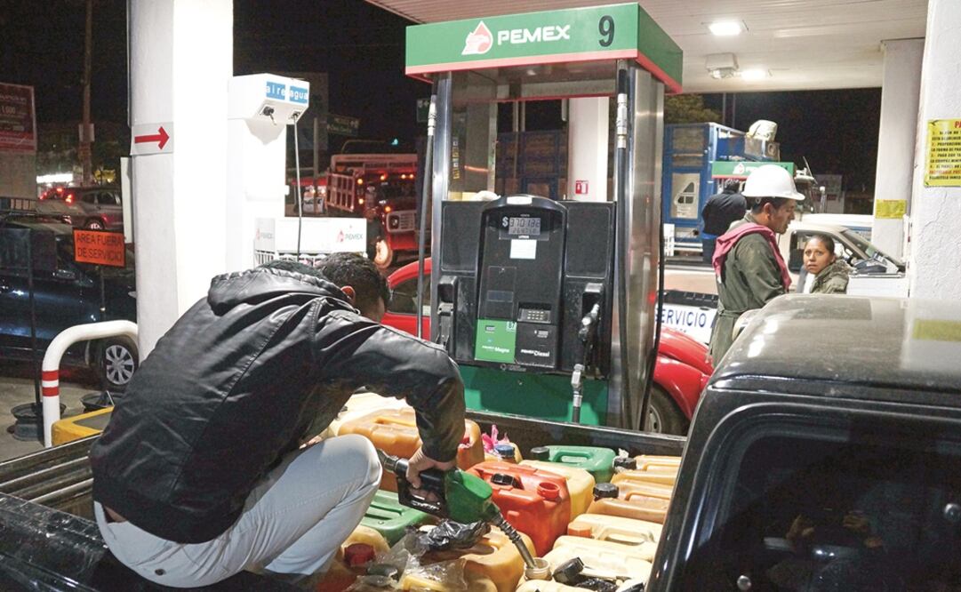 En Oaxaca se registraron ayer compras de pánico en distintas gasolineras. (EDWIN HERNÁNDEZ. EL UNIVERSAL)