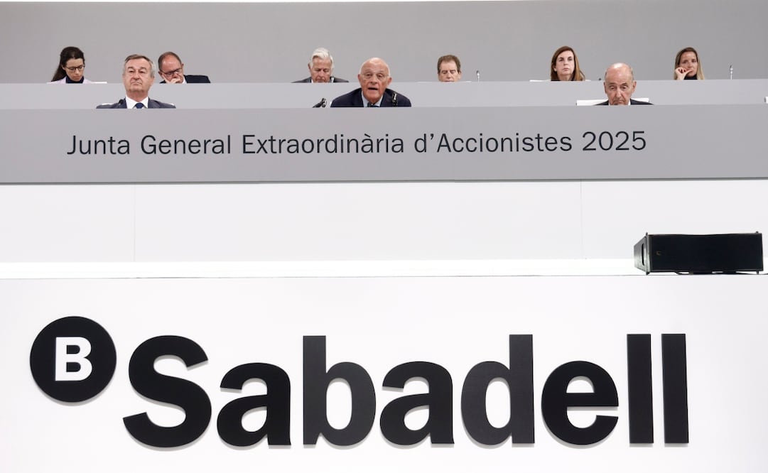 El presidente del Banco Sabadell, Josep Oliu, interviene durante la Junta General Extraordinaria de Accionistas de la entidad, para decidir sobre la venta de la filial británica TSB al Santander. Foto: EFE