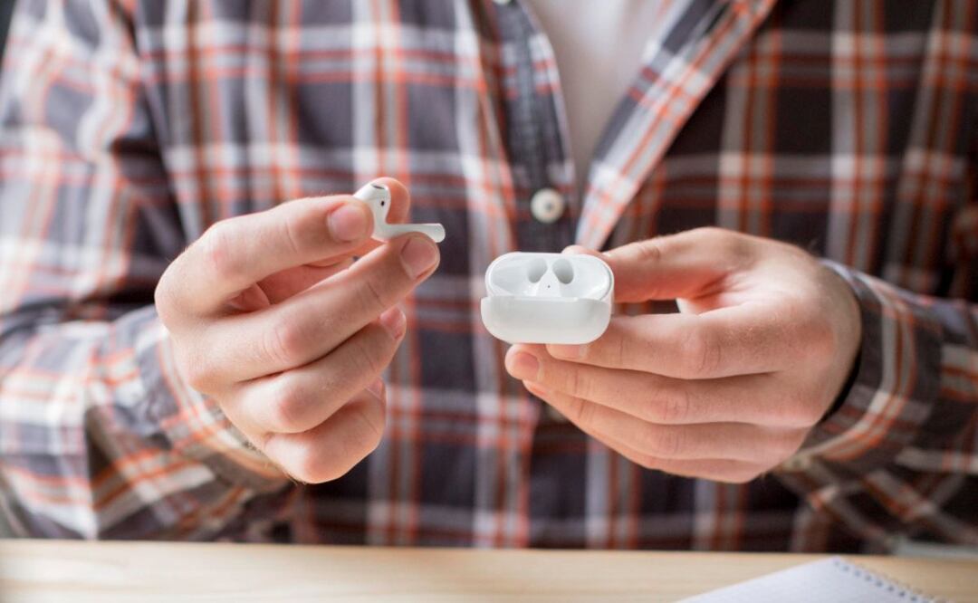 Los auriculares inalámbricos resultan funcionales para las personas que quieren evitar los cables o hacer actividades de manera más cómoda. Fuente: Freepik.es