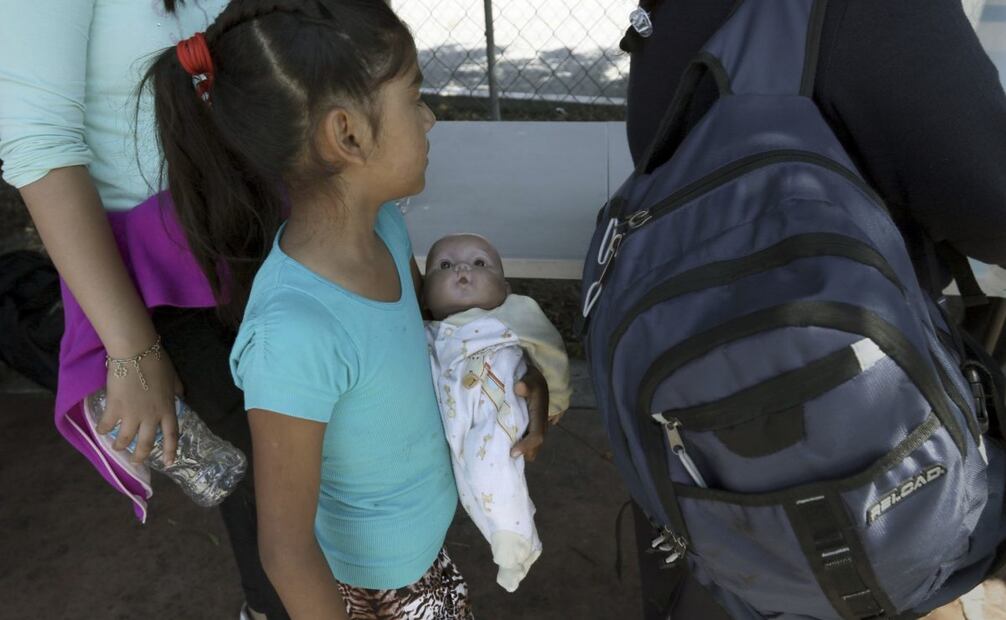 Niños y adolescentes migrantes han llegando en grandes cantidades a la cuidad fronteriza para cruzar a Estados Unidos con el propósito solicitar asilo político. Agentes del Grupo Beta del Instituto Nacional de Migración agrupan a los menores en un módulo ubicado en la entrada de la garita para de orientarlos y llevar control. Debido a la coordinación que existe entre autoridades mexicanas y estadounidenses, los solicitantes son enumerados y se acordó que los cruces se realicen únicamente por las mañanas,  provocado que los migrantes decidan pasar gran cantidad de horas esperando y durmiendo en la vía pública para alcanzar lugar. Organizaciones civiles han acudido hasta la garita internacional de San Ysido para ofrecerles agua y alimento a los refugiados que llegan huyendo de la violencia y mala situación económica en su lugar de origen, contrastando con la nula ayuda recibida por parte de los tres niveles de gobierno. El incremento inusual de solicitantes provienen principalmente de los estados de Guerrero y Michoacán, aunque también se registra la llegada de niños y adolecentes de Centroamérica, algunos de ellos se han quedado varados en albergues del DIF de Tijuana, tras de ser detectados por autoridades de inmigración. Foto: Cuartoscuro