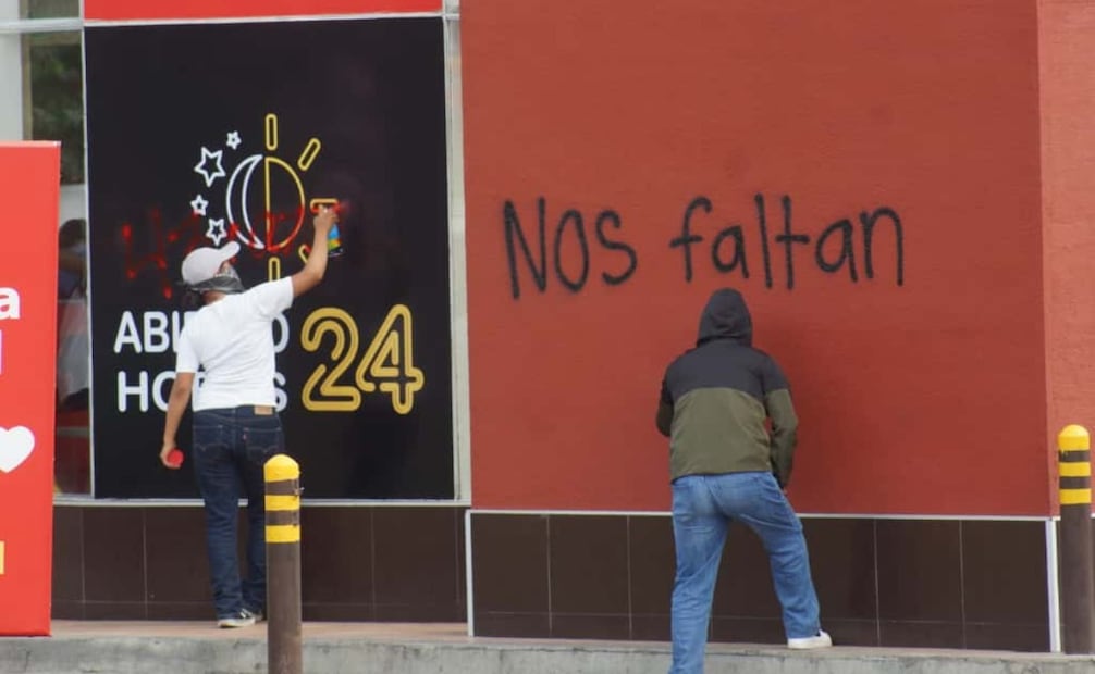 Los jóvenes, desde la mañana, colocaron lonas y pancartas en la explanada de la iglesia de Santo Domingo ubicada en la capital del estado para exigir justicia, castigo a los autores.
Foto: Edwin Hernández