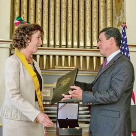 Acuerdan condecorar a Roberta Jacobson 