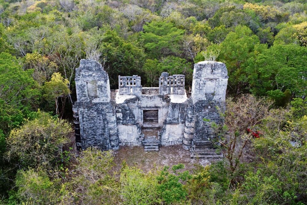 Dentro de la selva maya, los complejos monumentales de la zona arqueológica de Río Bec siguen guardando misterios. En la imagen, una vista aérea del complejo A, uno de los más impresionantes y que fue descubierto por los arqueólogos franceses Dominique Michelet y Marie-Charlotte Arnauld en 2002. Foto: Diego Prado / EL UNIVERSAL