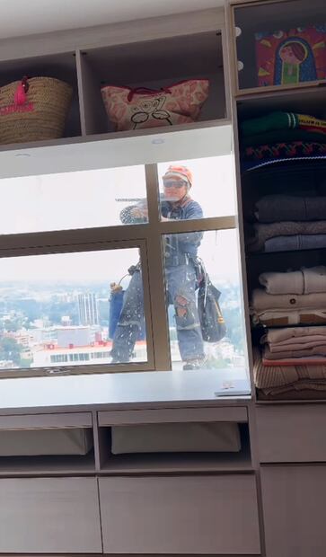 Minnie West grabó al trabajador que la observaba, mientras limpiaba los vidrios de su departamento.
Foto: Instagram